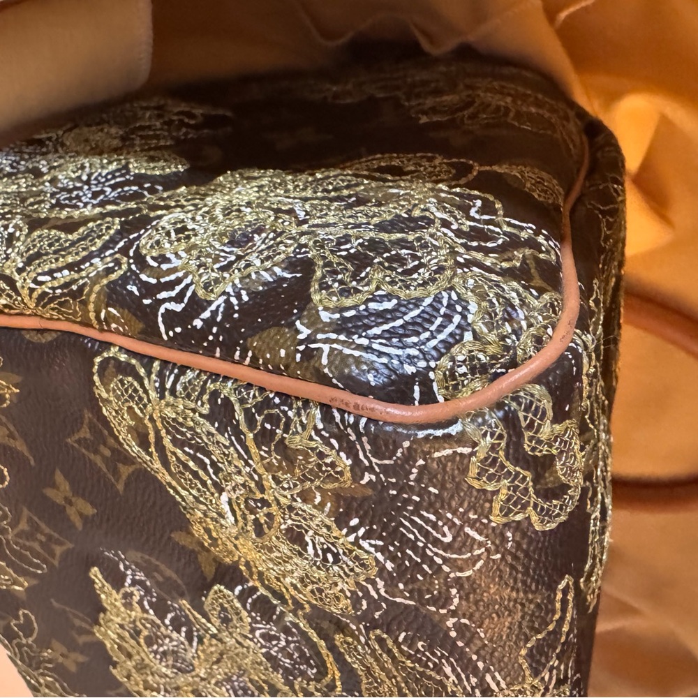 LV speedy 30 with lace
And lock and key clean inside. With box and dust bag - Picture 9 of 16